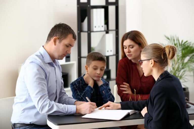 صحبت با ممد کار اجتماعی برای رعایت مصلحت فرزند در حضانت