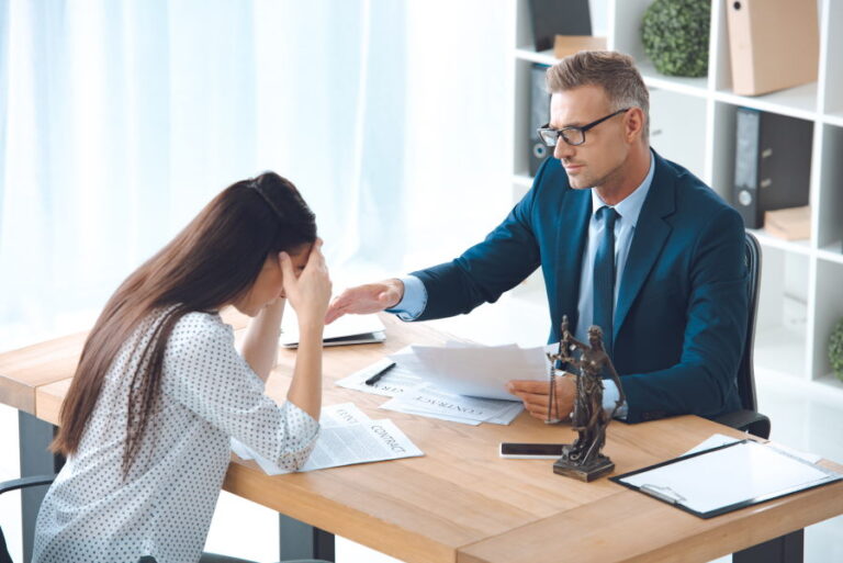 نقش وکیل در احقاق حقوق زن خانه‌دار